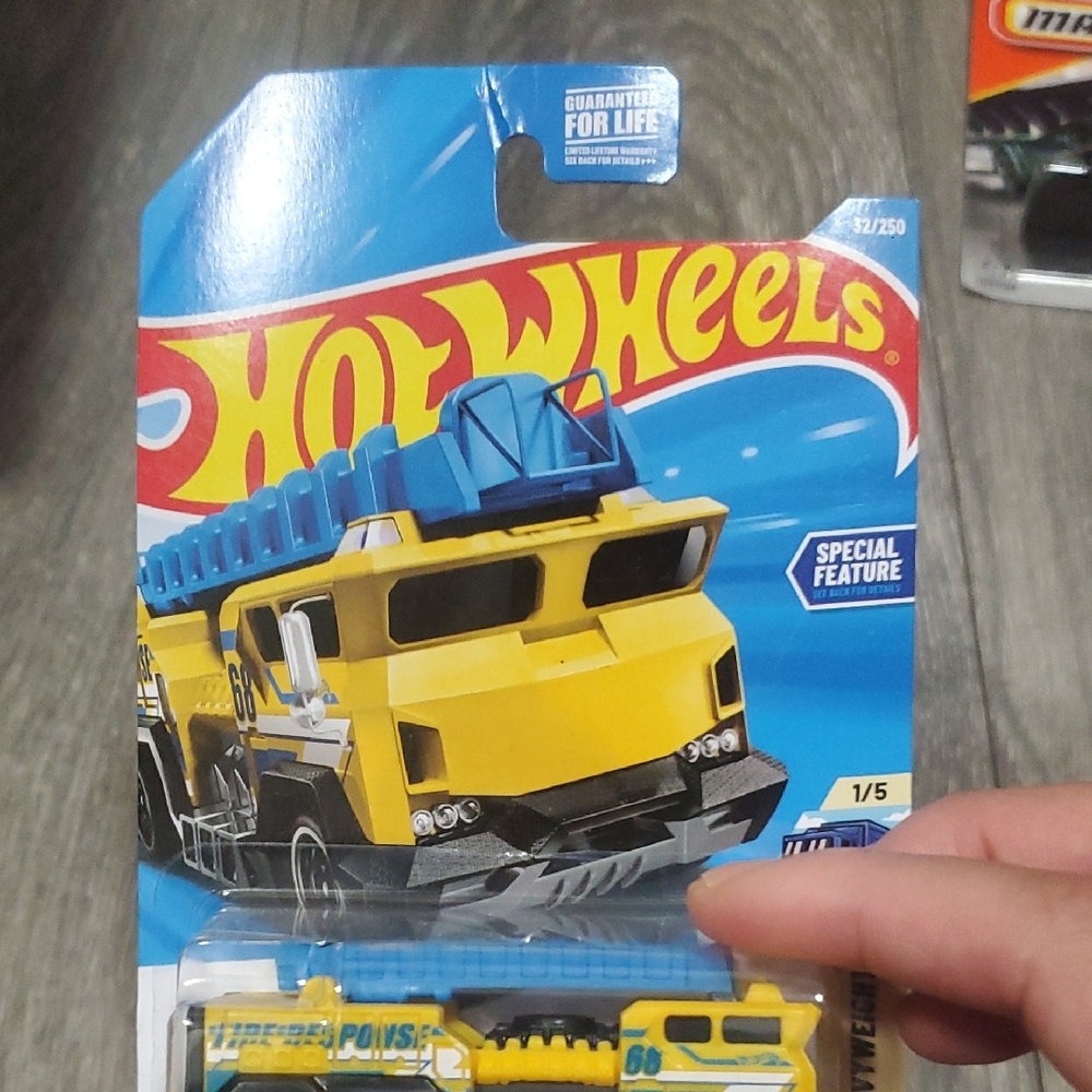 Mattel Hot Wheels Yellow & Blue Rescue Rig - Picture 5 of 8